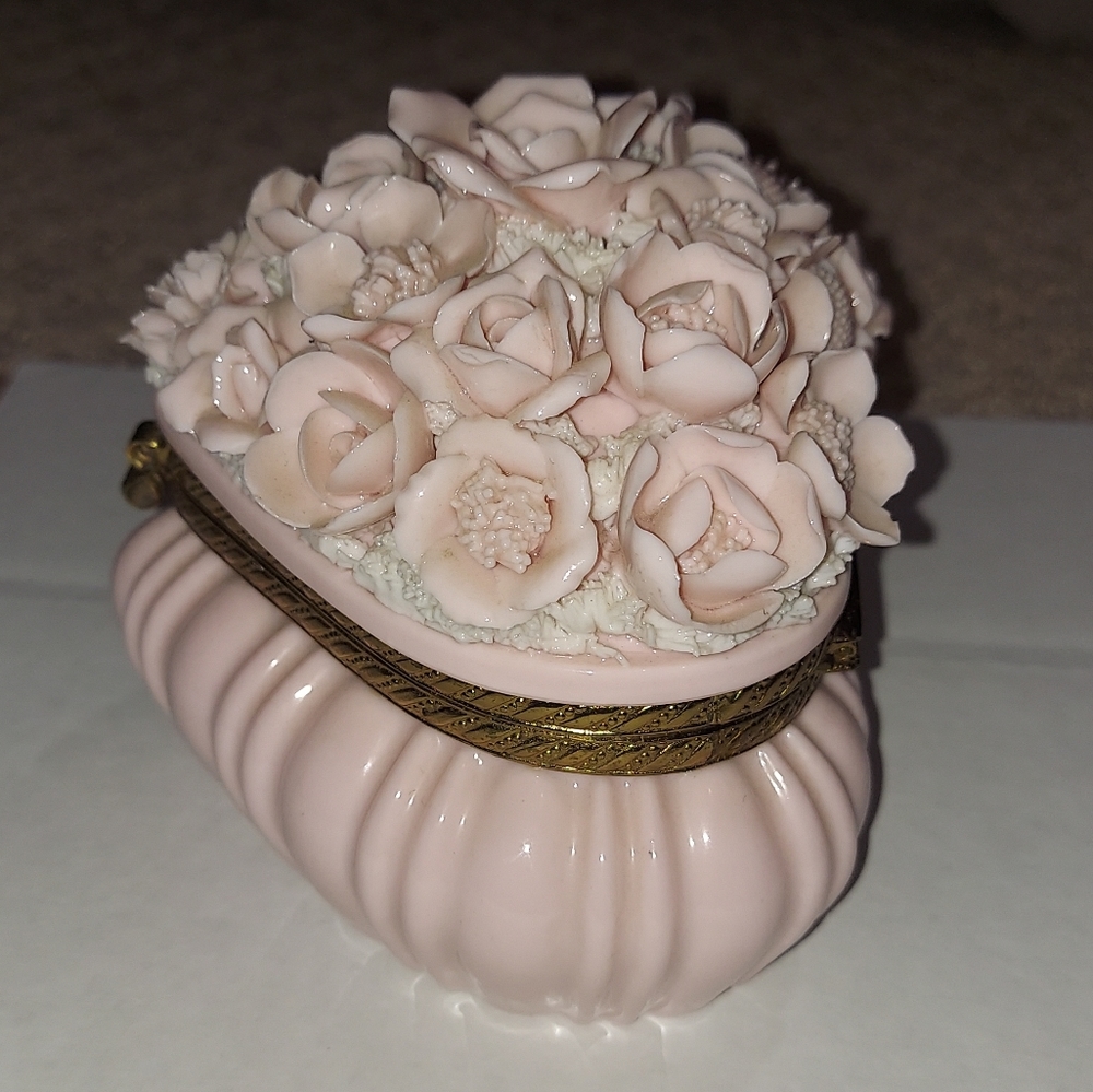 Vintage floral heart shaped porcelain trinket box - Picture 8 of 16